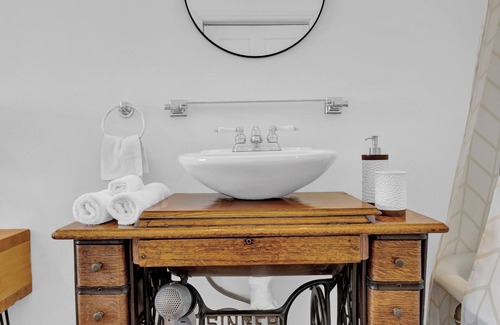 Cottam House | Cozy Kingsville Country Guest House