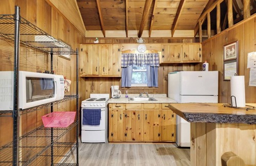 Greentown Cabin | Cozy Lake Cabin #2 w/boatdock
