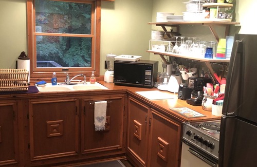 Livingston Cabin | Cozy Lake Cabin Families Will Love + Vintage Games-Only 5 Min Walk to Lake
