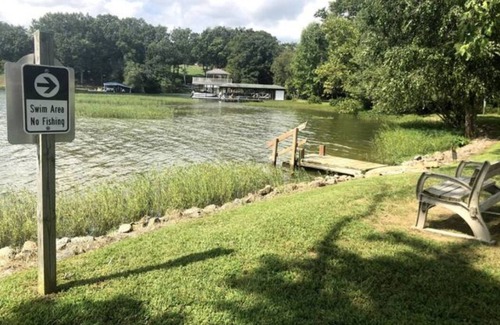 Livingston Cabin | Cozy Lake Cabin Families Will Love + Vintage Games-Only 5 Min Walk to Lake