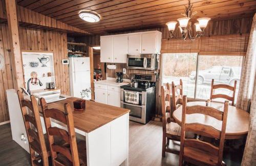 Parkland County House | Cozy lake cottage