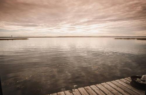 Parkland County House | Cozy lake cottage