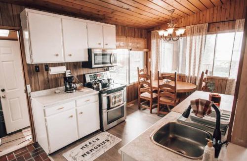 Parkland County House | Cozy lake cottage