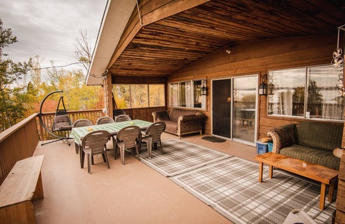 Parkland County Cottage | Cozy lake Cottage