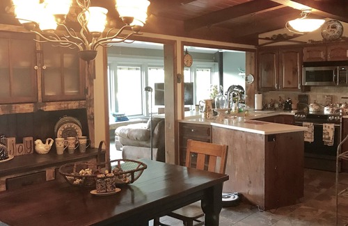 Manhattan Cottage | Cozy Lake Cottage just 5 minutes on paved roads with Wow Lake Views & Sunsets💜