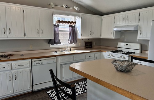 Forest Lake Cottage | Cozy Lake Cottage