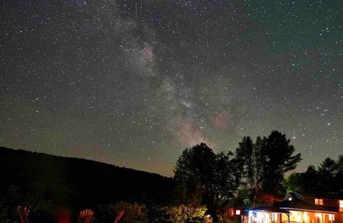 Eden Mills House | Cozy Lake Eden Retreat|Hot Tub|Wifi|Games|Pets OK