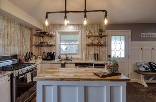 Selkirk Cottage | Cozy Lake Erie cottage with Hot Tub, steps to the beach!