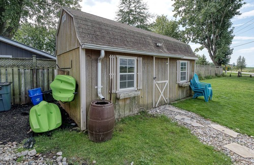 Selkirk Cottage | Cozy Lake Erie cottage with Hot Tub, steps to the beach!