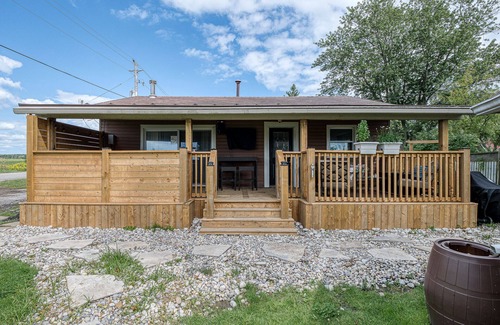 Selkirk Cottage | Cozy Lake Erie cottage with Hot Tub, steps to the beach!