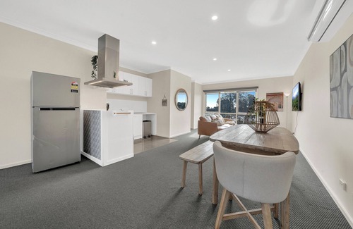 Cranbourne West Apartment | Cozy lake front apartment