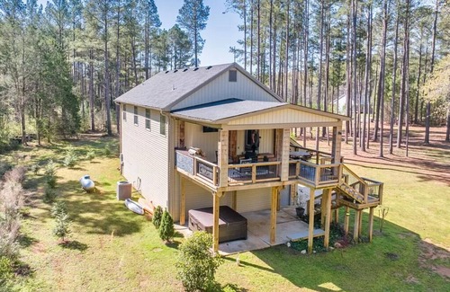 Elberton House | Cozy Lake Front home on Lake Russell