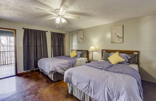 Redwood Hotel | Cozy Lake Front Room! H3