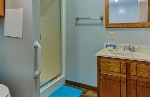 Redwood Hotel | Cozy Lake Front Room! H3
