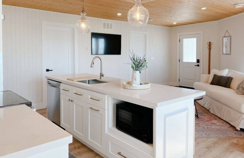 Turkey Point Cottage | Cozy Lake Front ‘Tiki’ Cottage