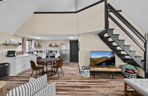 Pocono Lake Ski Chalet | Cozy Lake Getaway: Walk to Beach & Playground