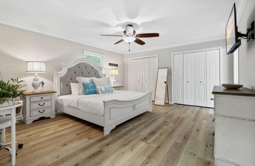Mayhew House | Cozy Lake Home - Jacuzzi King Bed Marina Access