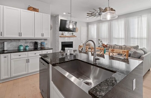 Cross Roads House | Cozy Lake house at Oakpoint w/Fully Equipped Office. Pet Friendly!