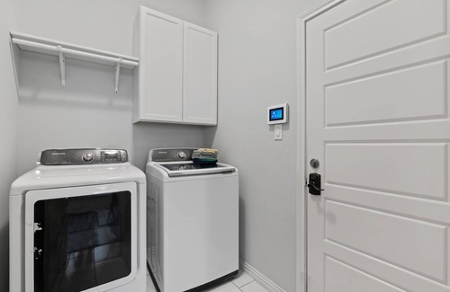 Cross Roads House | Cozy Lake house at Oakpoint w/Fully Equipped Office. Pet Friendly!