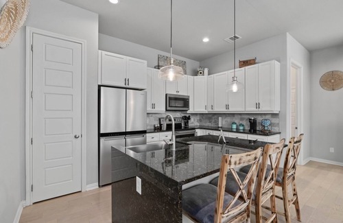 Cross Roads House | Cozy Lake house at Oakpoint w/Fully Equipped Office. Pet Friendly!