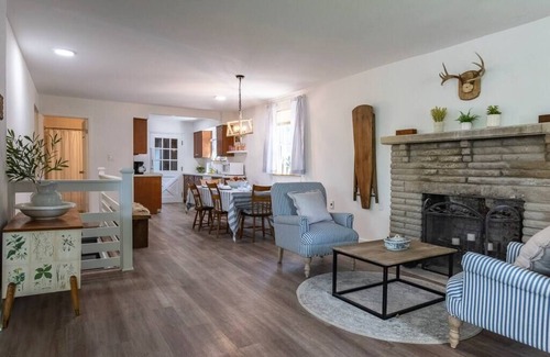 Warsaw House | Cozy Lake House - French Riviera-Style - Sleeps 8!