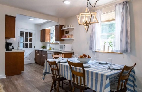 Warsaw House | Cozy Lake House - French Riviera-Style - Sleeps 8!