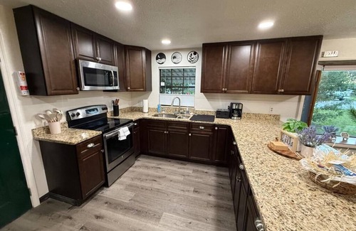 Auburndale House | Cozy lake house vacation retreat close to Orlando theme parks and beaches!