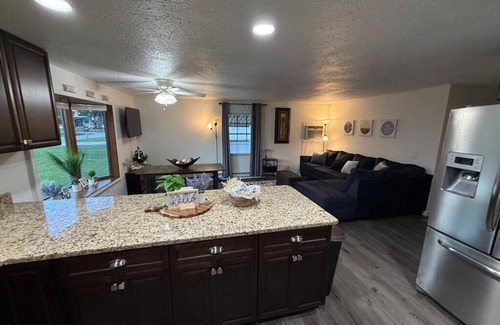 Auburndale House | Cozy lake house vacation retreat close to Orlando theme parks and beaches!