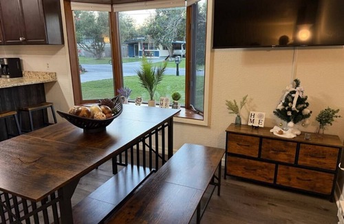 Auburndale House | Cozy lake house vacation retreat close to Orlando theme parks and beaches!