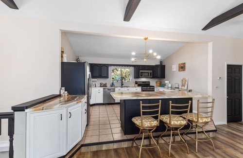Chippewa Lake House | Cozy lake house w/pickleball court