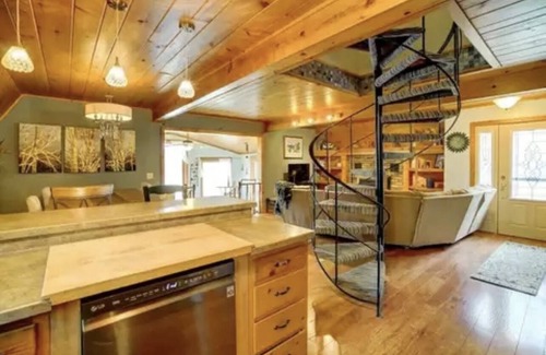 Poynette House | Cozy lake house with a hot-tub!