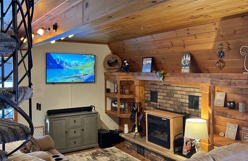 Poynette House | Cozy lake house with a hot-tub!
