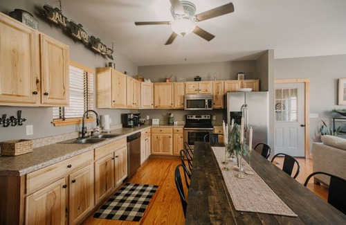 Smithville House | Cozy lake house with fire pit and lake access in backyard