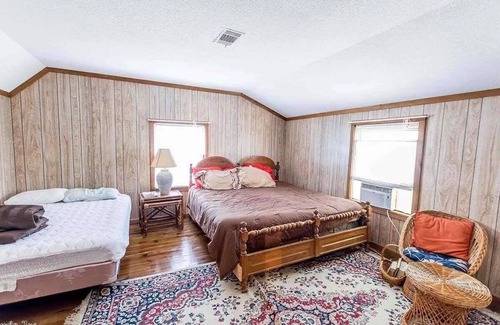 Drasco House | Cozy lake retreat at Tannenbaum Golf Club. Perfect for viewing the Eclipse!