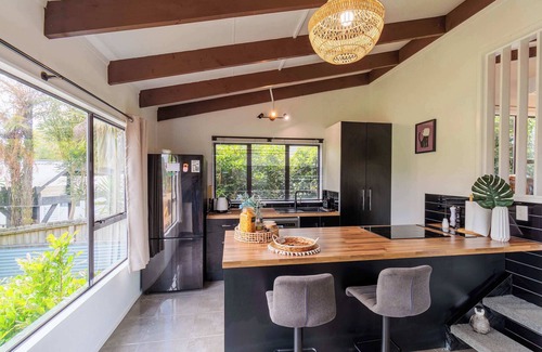 Hamurana House | Cozy Lake Retreat | Lake Views, Amazing Games Room