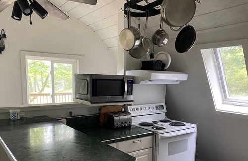 Herron Cottage | Cozy lake retreat on beautiful McCollum Lake - Pet Friendly!