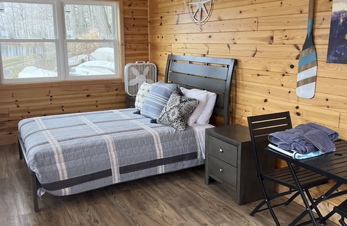 Lupton Cabin | Cozy Lake Side Cabin