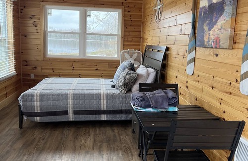 Lupton Cabin | Cozy Lake Side Cabin