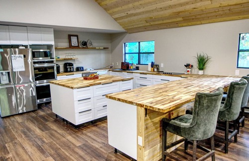 Gordonville Villa | Cozy lake side villa for family getaway. Pet-friendly