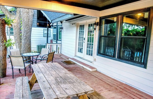Gordonville Villa | Cozy lake side villa for family getaway. Pet-friendly