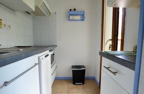 La Palmyre House | Cozy Lakefront 3BR Home with Terrace, BBQ, and Private Parking - Close to Beach & Shops