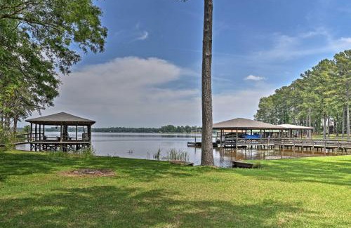 Benton House | Cozy Lakefront Benton Home about 20 Mi to Shreveport!