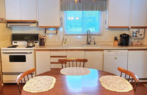 Dunsford Cottage | Cozy Lakefront Cottage in Kawartha Lakes