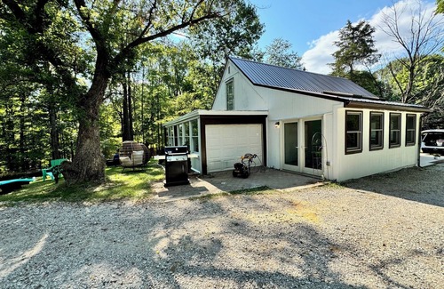 Bellmore Cabin | Cozy lakefront cabin with kayaks