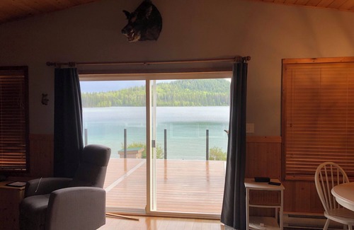 Deka Lake Cabin | Cozy lakefront cabin