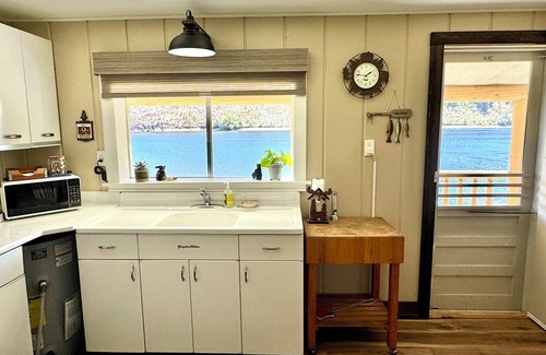 Tonasket Cabin | Cozy Lakefront Cabin - Hunters Welcome!