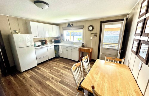 Tonasket Cabin | Cozy Lakefront Cabin - Hunters Welcome!