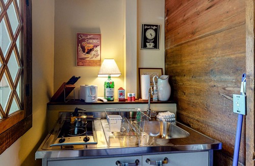 Grand Isle Cottage | Cozy lakefront cabin w/ deck, beach access, & outdoor shower