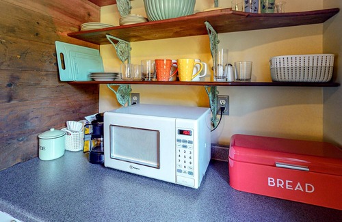 Grand Isle Cottage | Cozy lakefront cabin w/ deck, beach access, & outdoor shower