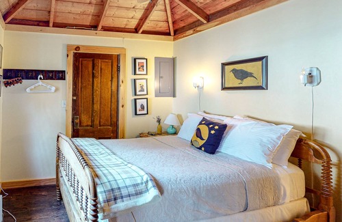 Grand Isle Cottage | Cozy lakefront cabin w/ deck, beach access, & outdoor shower